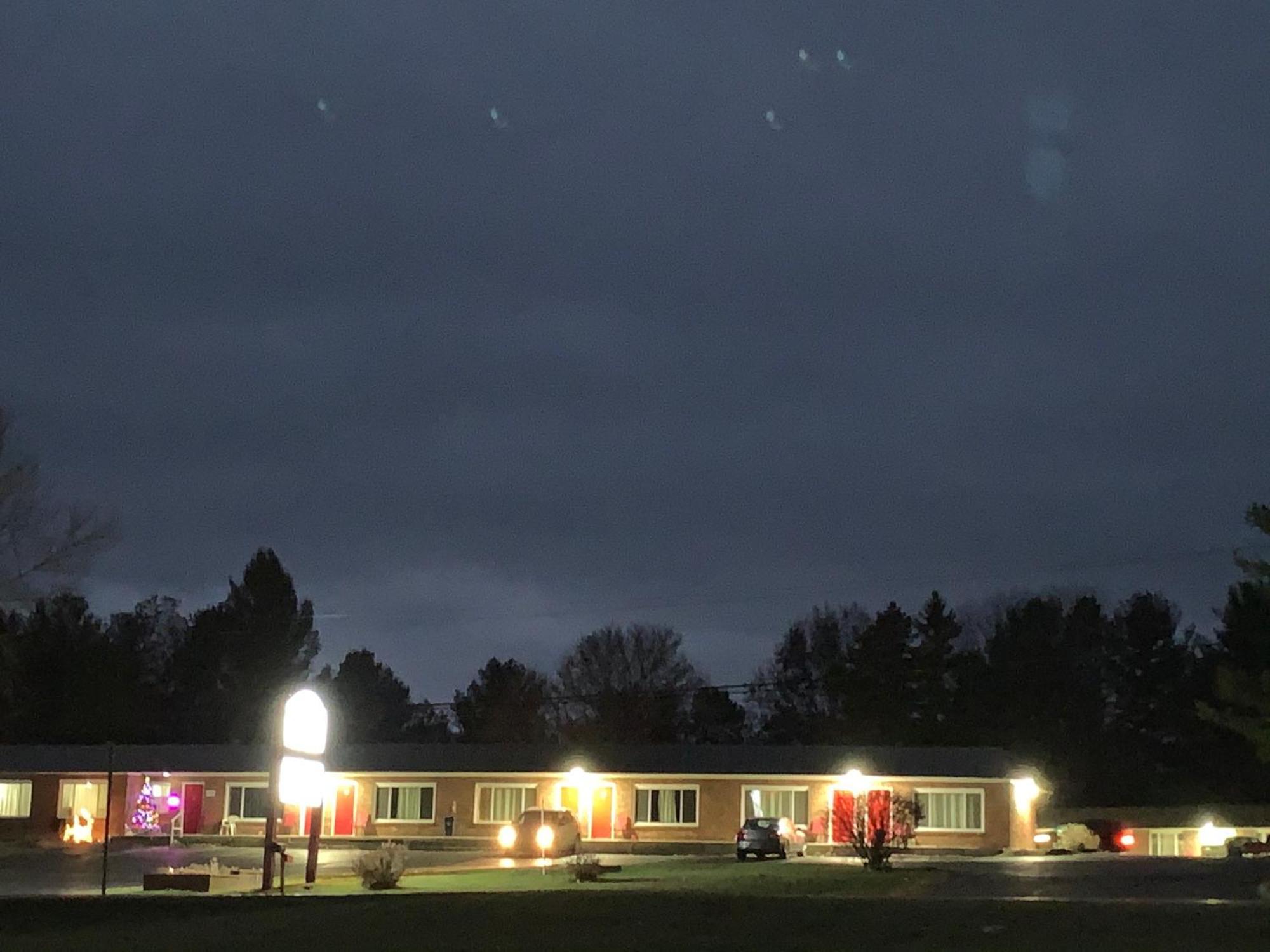 Baw Beese Inn Hillsdale エクステリア 写真